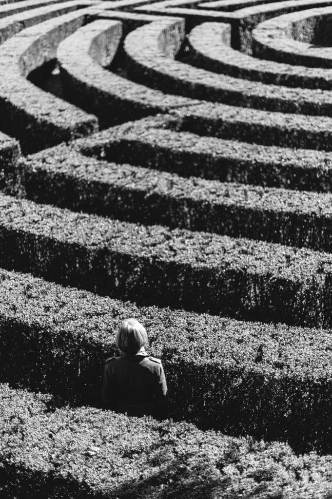Femme dans un labyrinthe végétal