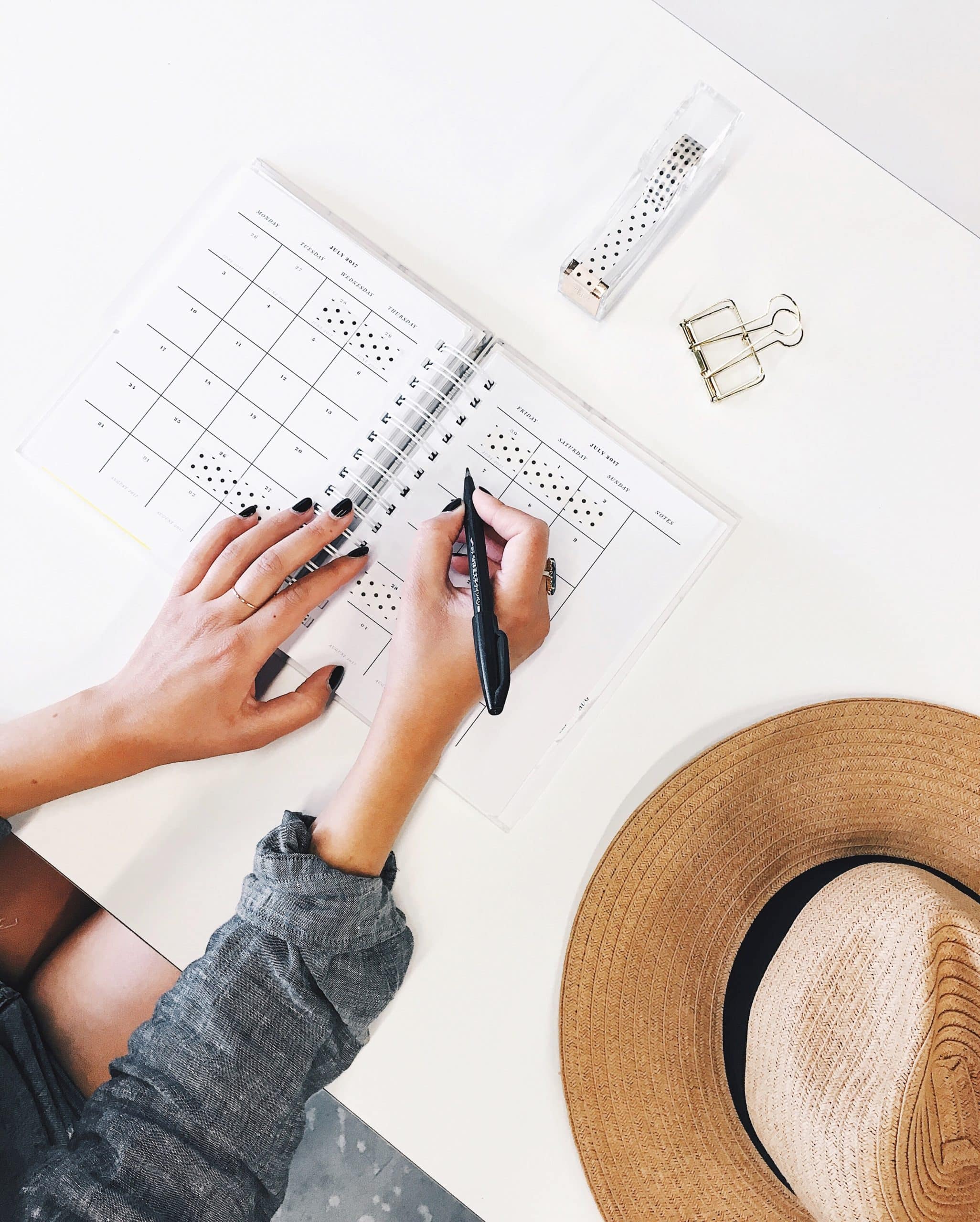femme avec son agenda ouvert prête à prendre des notes