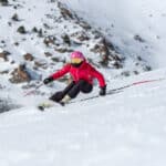 jeune femme skieur moniteur de ski
